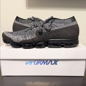 Nike Air VaporMax Flyknit in Black/white/racer blue